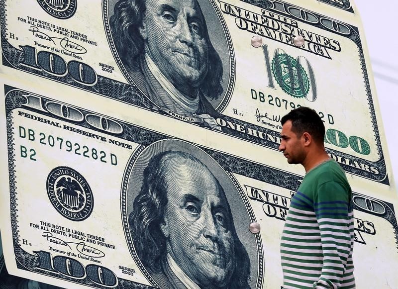 За первые пять минут торгов курс доллара США повысился до 69,4827 руб. За первые пять минут торгов курс доллара США повысился до 69,4827 руб.
