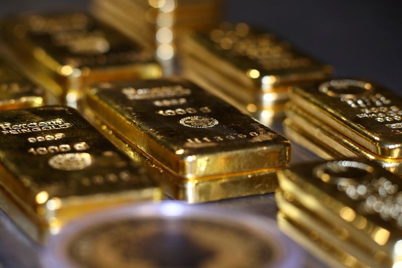 Золото дешевеет на фоне роста доходности госбондов США