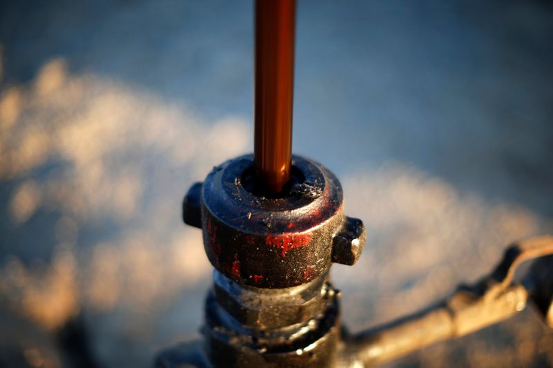 Нефть падает на фоне резкого роста запасов в США, новых случаев COVID в мире Нефть падает на фоне резкого роста запасов в США, новых случаев COVID в мире