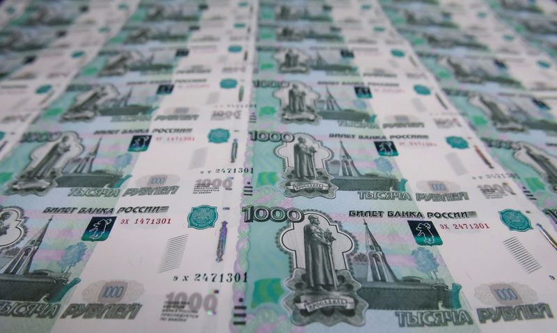 Рубль в минусе перед новыми интервенциями, ОФЗ дорожают после предпраздничных распродаж