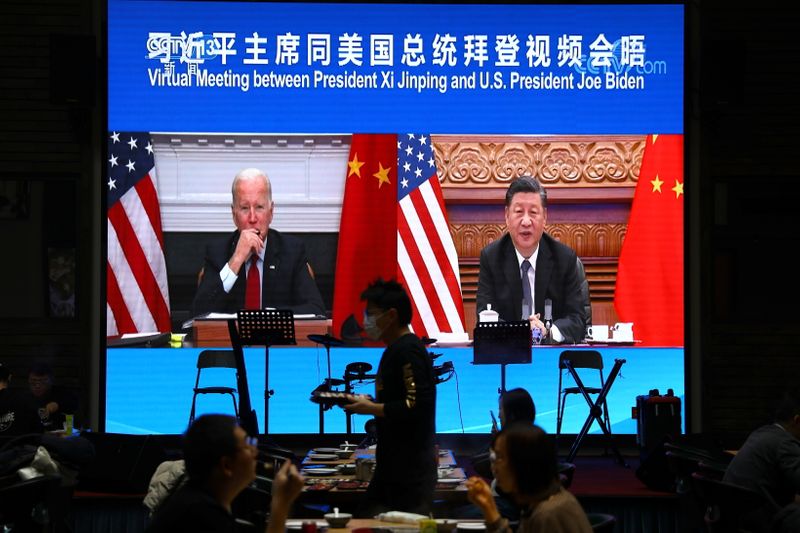 Байден в ходе переговоров с Си выразил обеспокоенность из-за Синьцзяна, Тибета и Гонконга