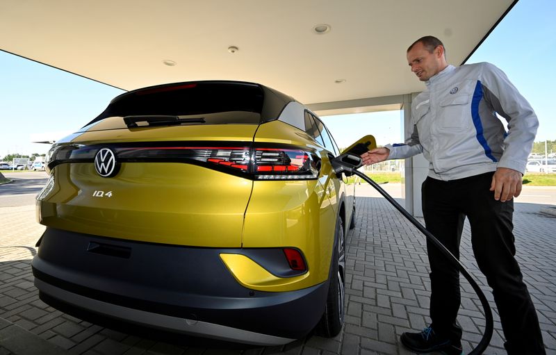 Volkswagen разгоняется, чтобы состязаться с Tesla в инфраструктуре зарядных станций EV Volkswagen разгоняется, чтобы состязаться с Tesla в инфраструктуре зарядных станций EV
