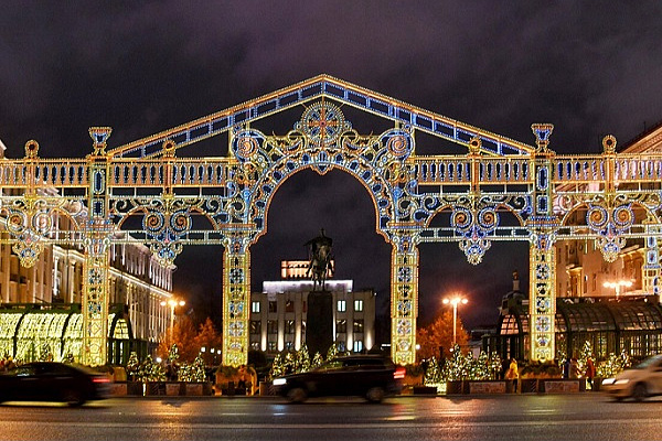 В центре Москвы завершают монтаж пяти светящихся арок