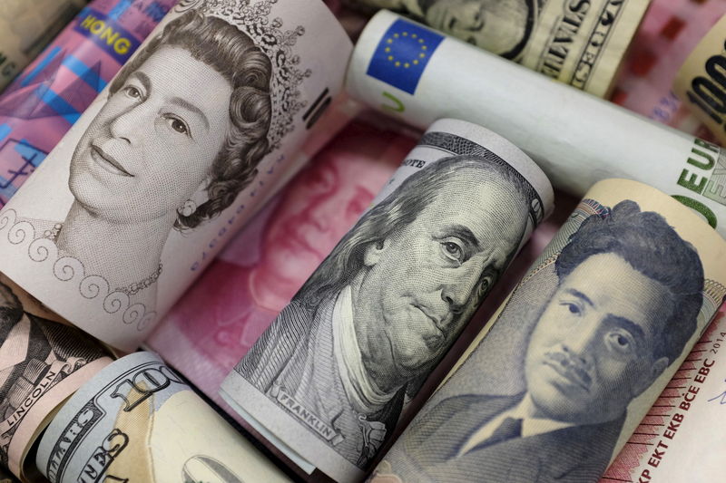 Доллар ускорил снижение к основным валютам