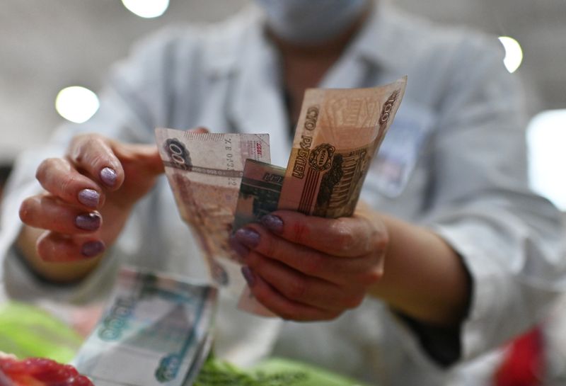 Рубль растет вместе с нефтью и аналогами в начале насыщенной событиями недели Рубль растет вместе с нефтью и аналогами в начале насыщенной событиями недели