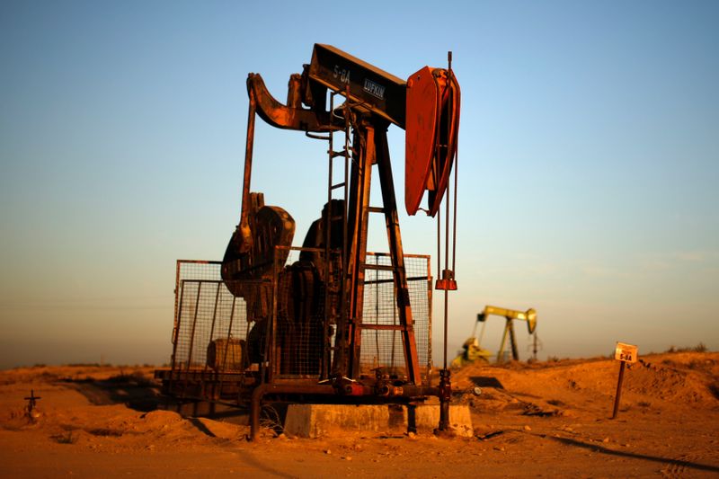 Омикрон угрожает восстановлению спроса на нефть, уже пострадавшего от волны COVID в Европе