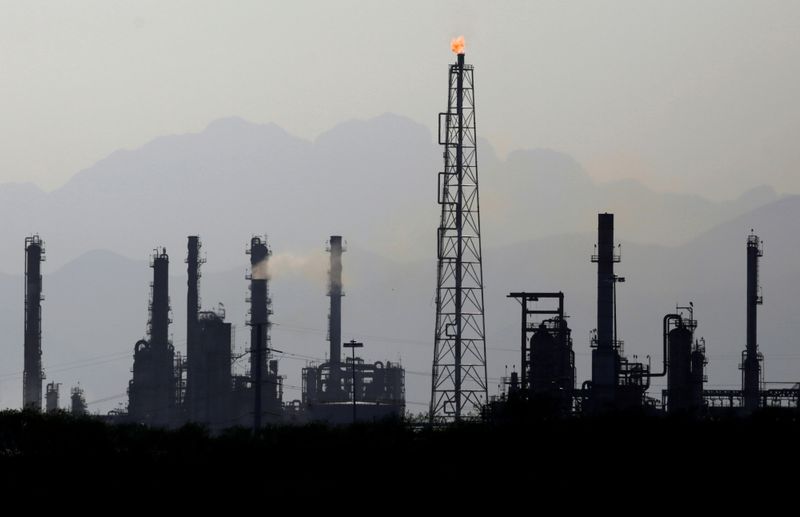Нефть дорожает на фоне планов ОПЕК+ скорректировать политику, если омикрон ударит по спросу Нефть дорожает на фоне планов ОПЕК+ скорректировать политику, если омикрон ударит по спросу