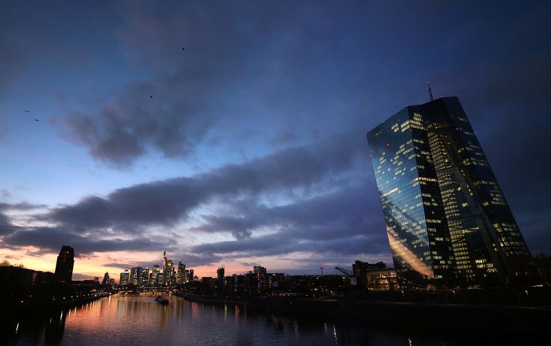 ОПРОС РЕЙТЕР-ЕЦБ с апреля сократит покупки облигаций вдвое