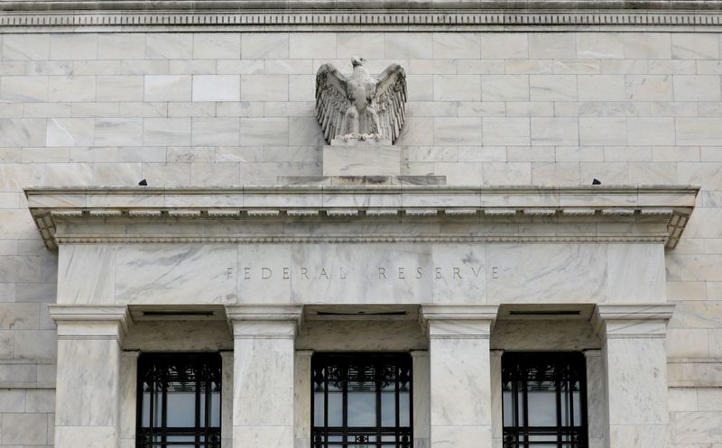ПРОГНОЗ-ФРС готовится более решительно сдерживать инфляцию, перестав называть ее 
