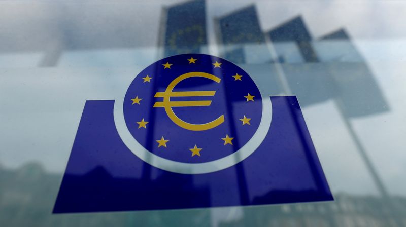 ЭКСКЛЮЗИВ-Руководство ЕЦБ думает о временном, ограниченном увеличении скупки бондов -- источники