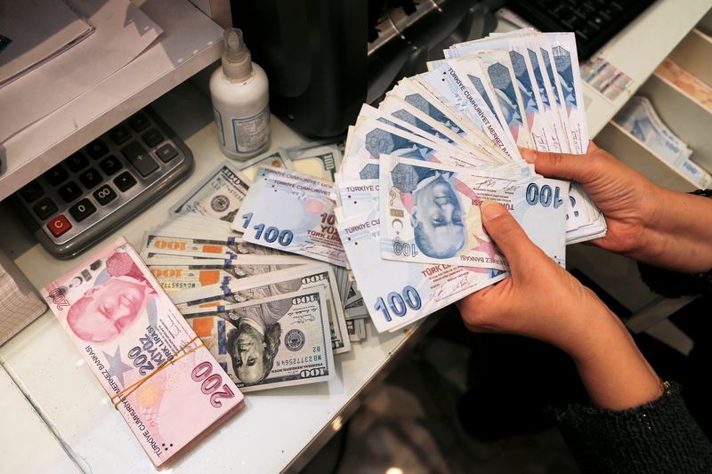 Турецкая лира обновила антирекорд после решения ЦБ об отставке