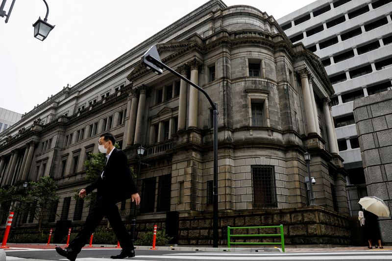 ЦБ Японии сократил стимулы, но сохранил ультрамягкую политику