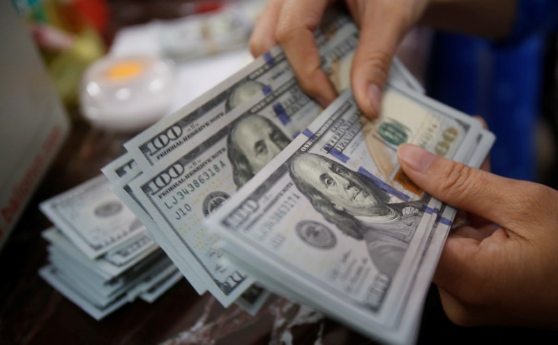 ЦБ РФ установил курс доллара США с 18 декабря в размере 73,733 руб.