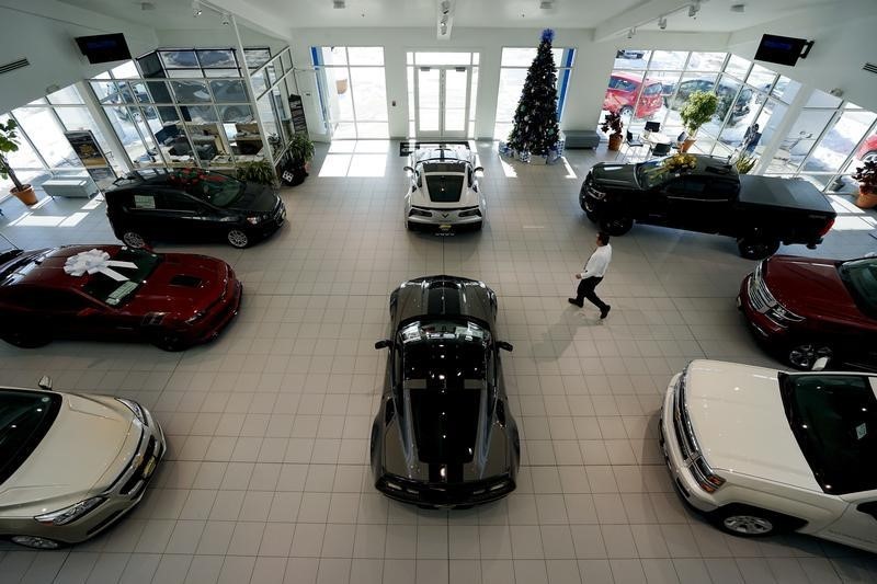 Минпромторг РФ сохраняет на этот год прогноз роста продаж автомобилей в РФ на уровне 5% - Мантуров