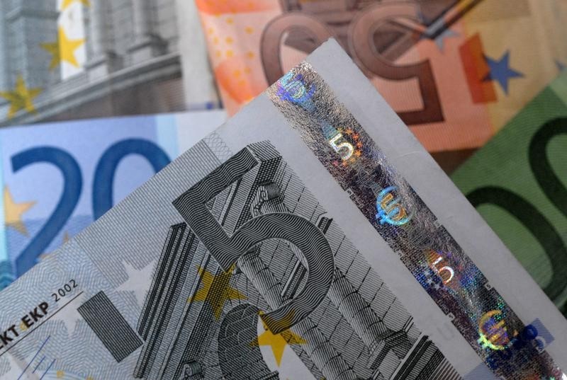 Доллар дешевеет к евро и иене, турецкая лира упала до нового минимума