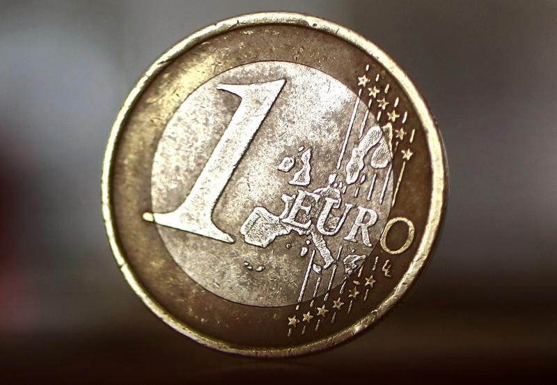 Доллар и евро дорожают на торгах 