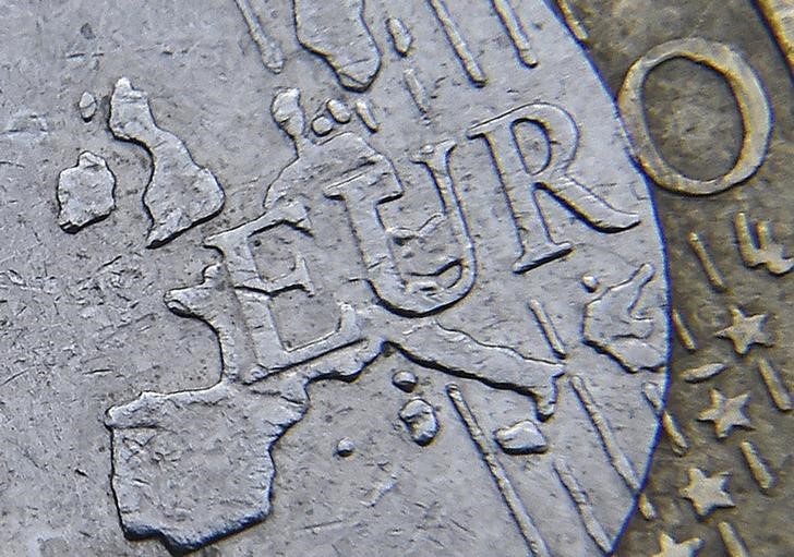 Доллар и евро снижаются на торгах 