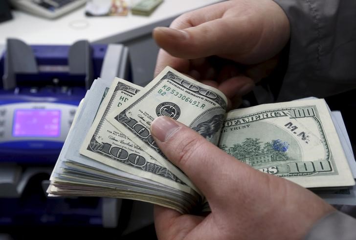 Средний курс продажи наличного доллара США в банках Москвы достиг минимального значения за месяц и составляет 74,054 руб.