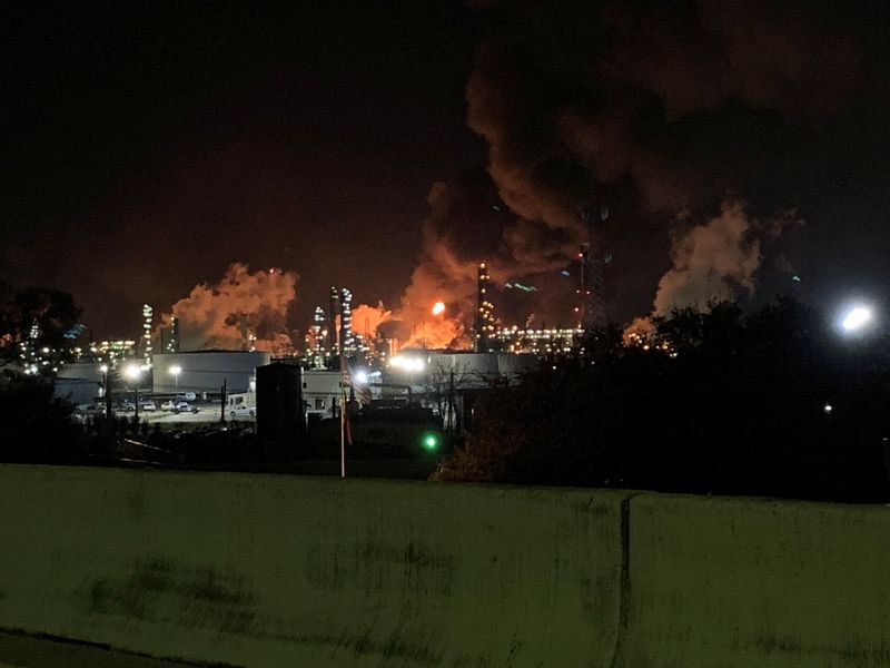 Четверо раненых при пожаре на заводе Exxon в Техасе