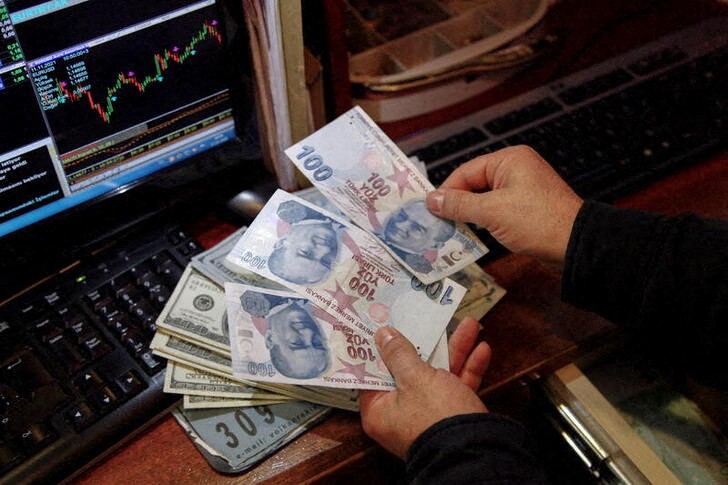 Турецкая лира упала почти на 8% после резкого роста, вызванного интервенциями