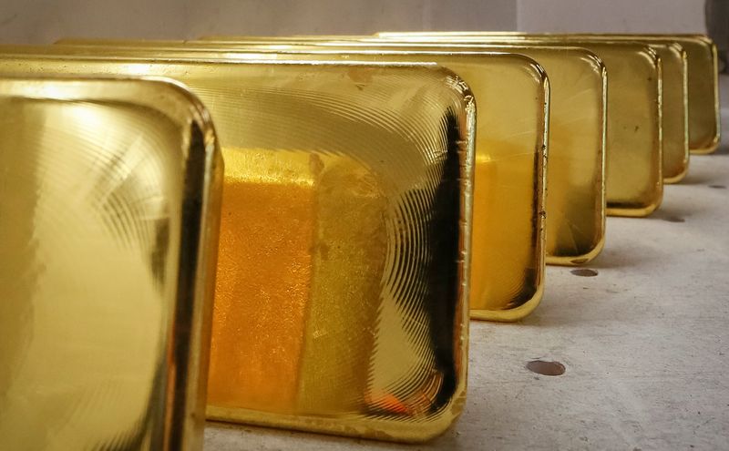 Золото дорожает на фоне опасений по поводу омикрона