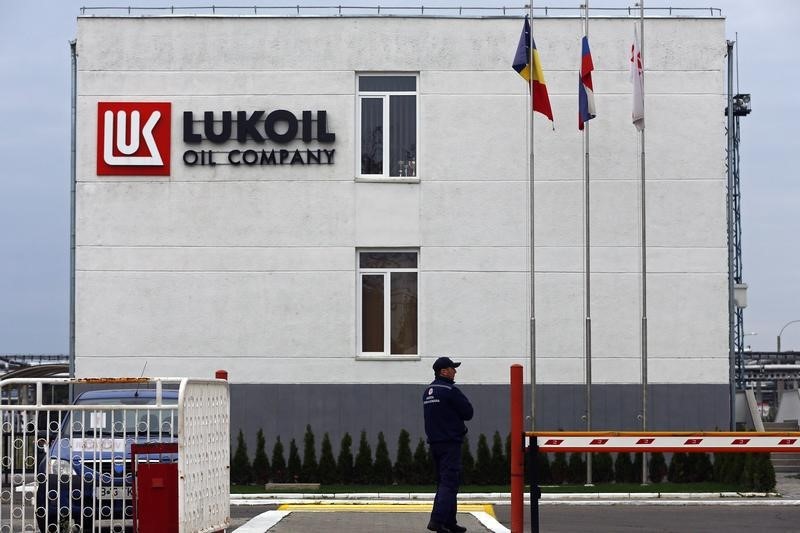 «Газпром нефть» продаст долю в одном из своих проектов «Лукойлу»