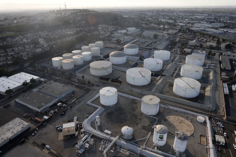 Нефть слегка снижается на фоне роста запасов бензина в США Нефть слегка снижается на фоне роста запасов бензина в США