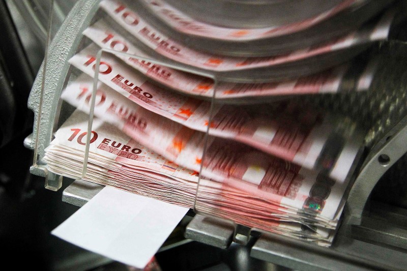 Cредний курс покупки/продажи наличного евро в банках Москвы на 13:00 мск составил 83,99/86,19 руб.