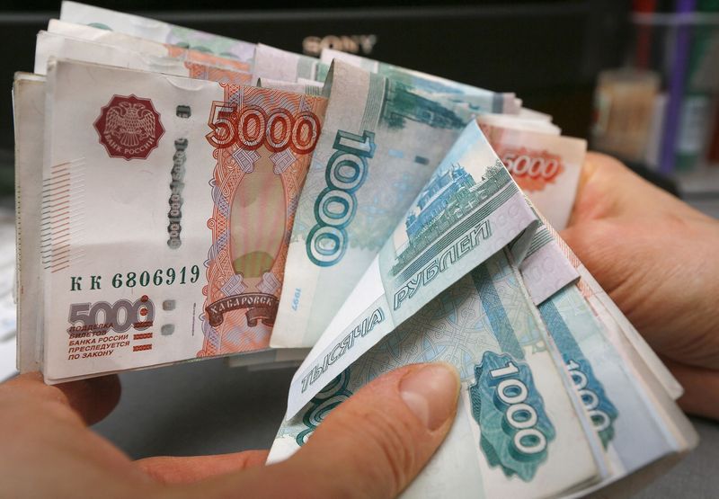 Рубль вырос в понедельник на фоне признаков стабилизации в Казахстане