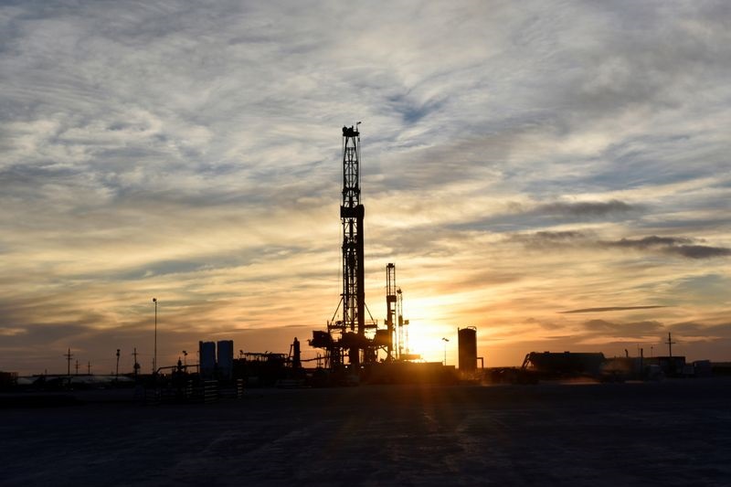 Нефть ускорила подъем после данных о запасах в США, Brent остается выше $84 за баррель