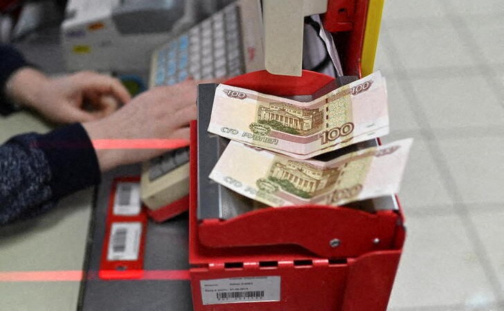 Рубль скатился в аутсайдеры форекса из-за геополитики и интервенций Рубль скатился в аутсайдеры форекса из-за геополитики и интервенций