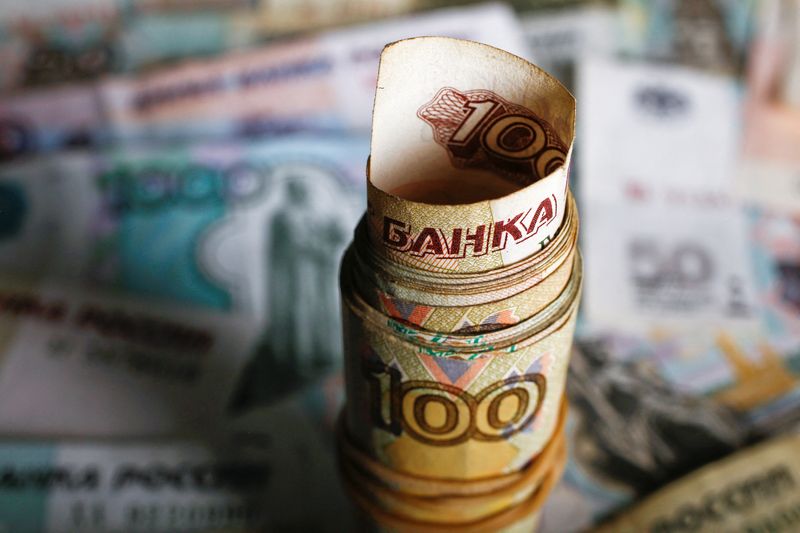 Рубль пытается расти, доходность ОФЗ на трехлетних пиках после инфляционной статистики