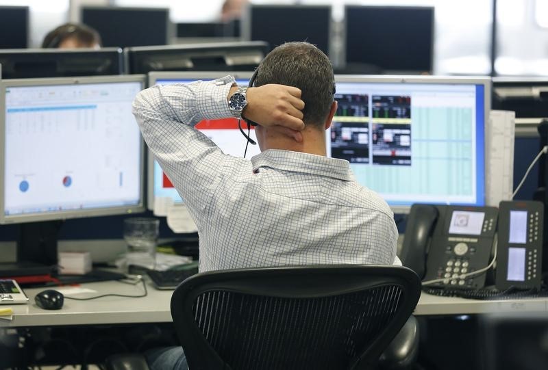Рынок российских акций упал на 6-8%