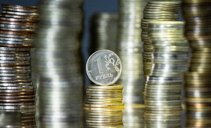 Рубль дешевеет к доллару после ФРС, ждет реакции Москвы на ответ Запада Рубль дешевеет к доллару после ФРС, ждет реакции Москвы на ответ Запада