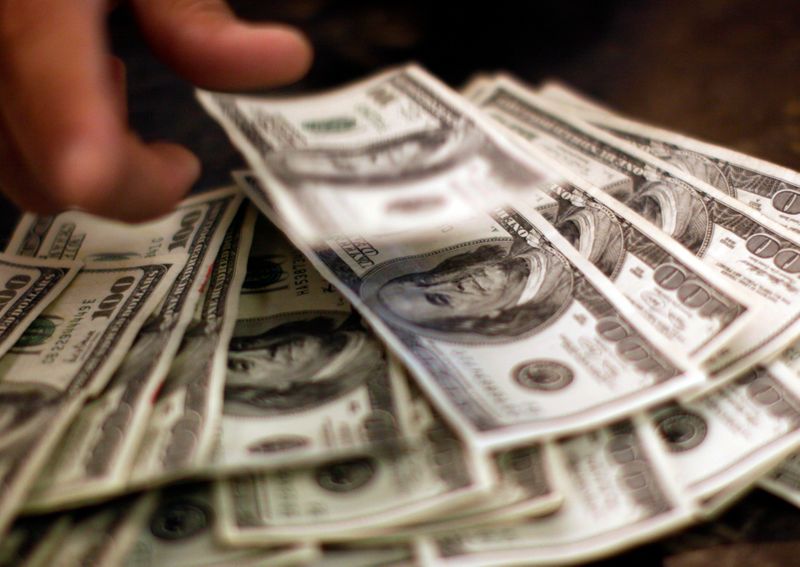 За первые пять минут торгов курс доллара США понизился до 75,3947 руб. За первые пять минут торгов курс доллара США понизился до 75,3947 руб.