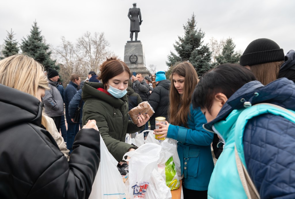 Новости украины 15. Донецк беженцы. Девушки с Украины беженки. Волонтеры Севастополя. Волонтерство русские.