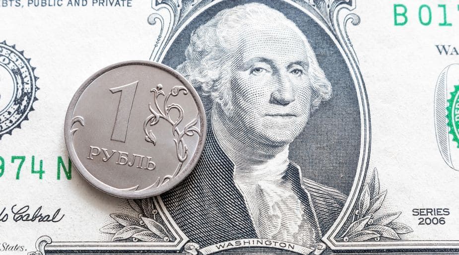 Рубль растет против доллара в пятницу Рубль растет против доллара в пятницу