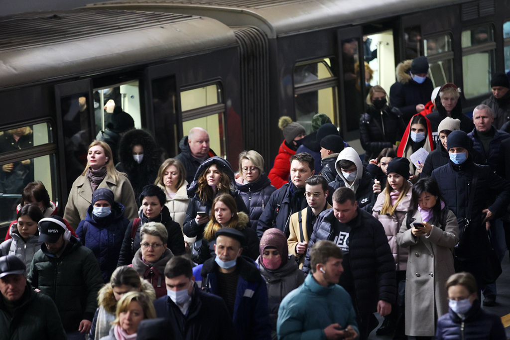 Новости обо всем в мире. Люди в метро. Россия люди. Московка метро люди. Москва люди.