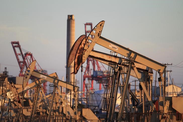 Цены на нефть падают после скачка накануне Цены на нефть падают после скачка накануне