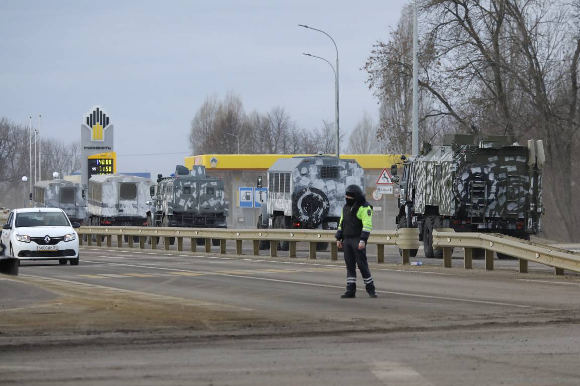 Ситуация на границе с украиной последние. Военная техника на МКАДЕ. Колонна украинской техники. Обстановка на границе с Украиной. Белгородская граница усилена.