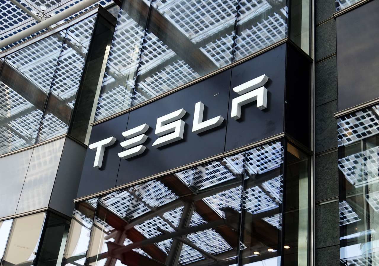 ������� �� ���� ���: ���� ����� Tesla �� 360% �� 4 ���� 