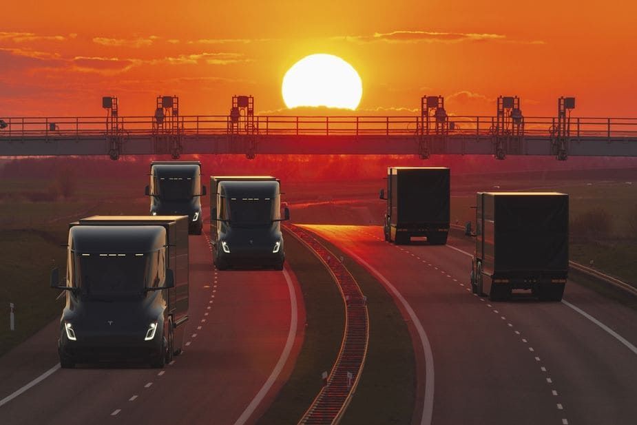 Tesla начнет принимать заказы на свой электрический грузовик Semi Tesla начнет принимать заказы на свой электрический грузовик Semi