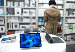 Ритейлер Apple приостановил работу 15 магазинов в России Ритейлер Apple приостановил работу 15 магазинов в России