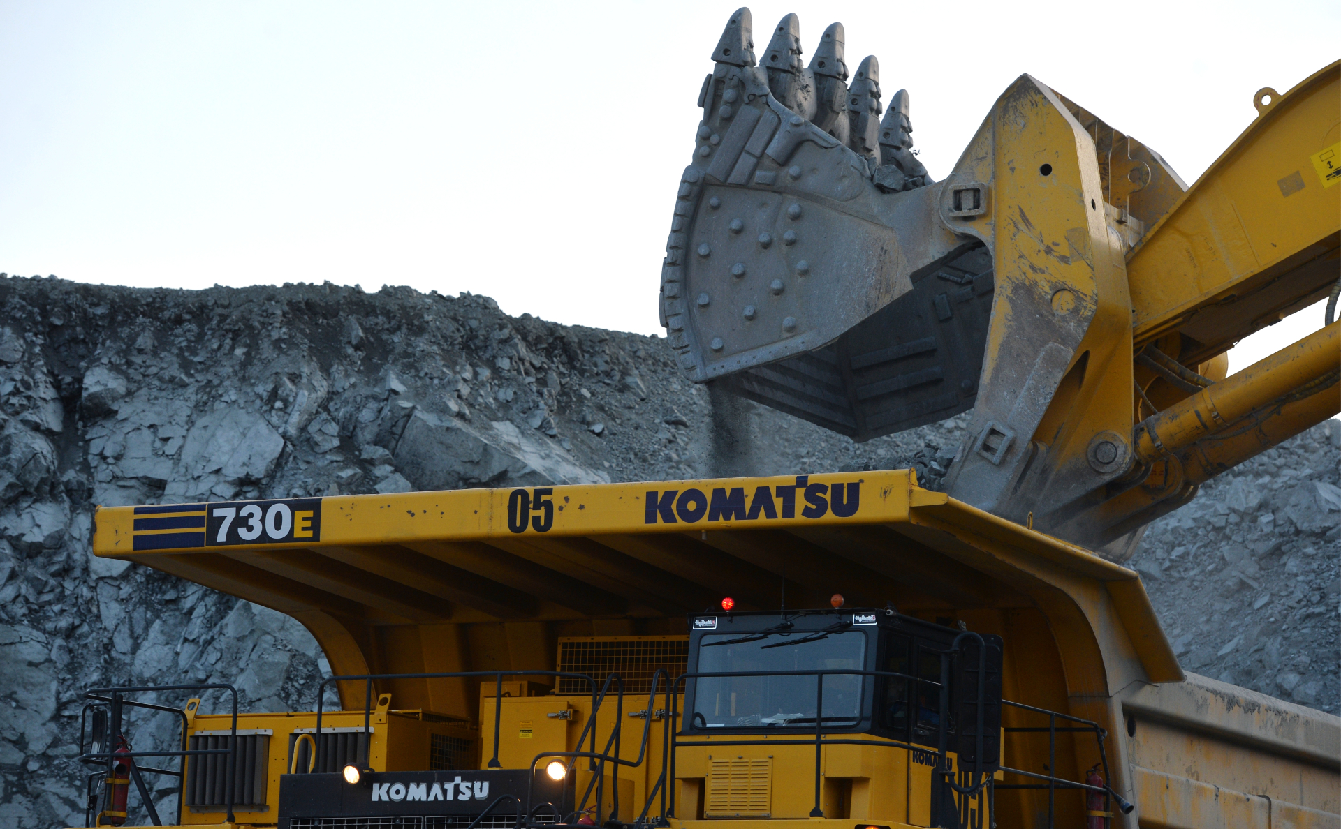 Komatsu частично возобновила поставки на Украину