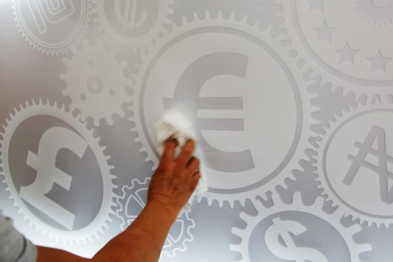 Безработица в еврозоне в апреле сохранилась на уровне 6,8%, в ЕС - 6,2% Безработица в еврозоне в апреле сохранилась на уровне 6,8%, в ЕС - 6,2%