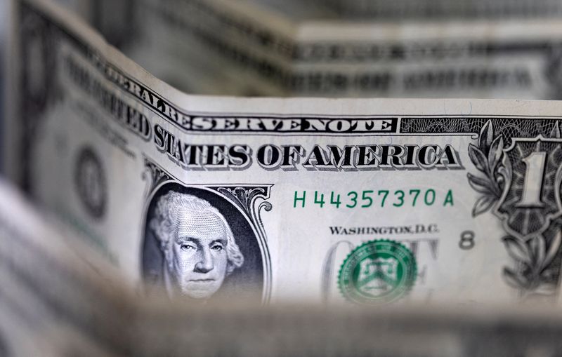 Доллар снизился перед релизом данных о потребительских ценах в США