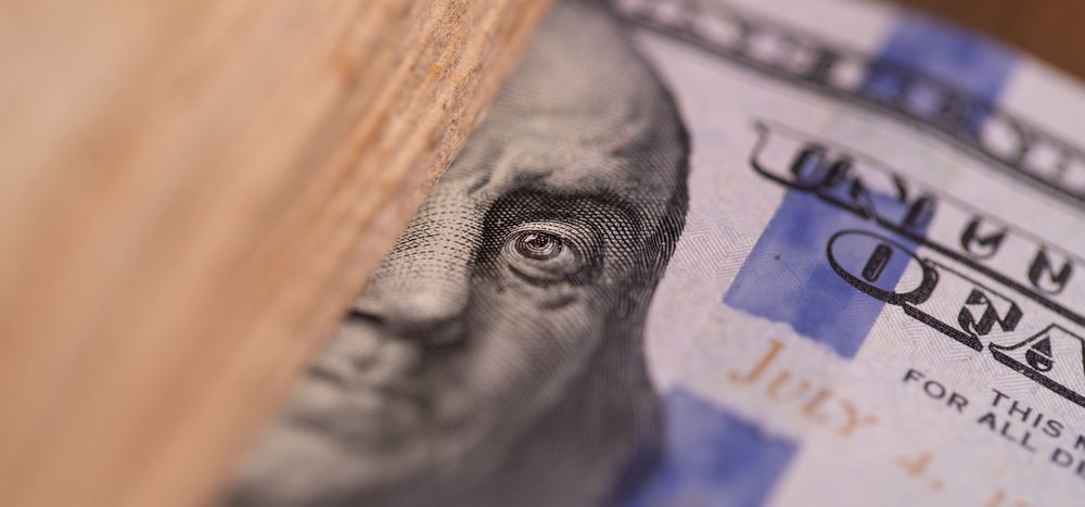 Доллар упал к 54 впервые с 2015