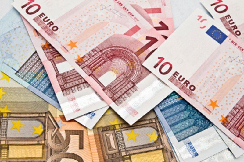 Впервые с 28 мая 2015 года евро опустился до 57 руб. 