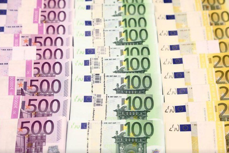 Доллар слабо укрепляется к евро, дешевеет к иене