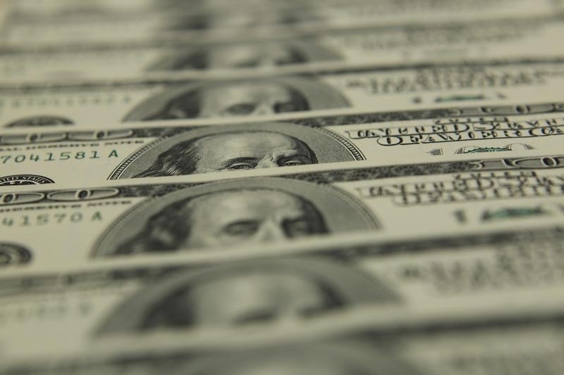 Средний курс продажи наличного доллара США в банках Москвы достиг минимального значения за месяц и составляет 63,6433 руб.